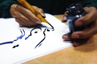 «الخط العربي».. فن نقي لا يحتمل إلا الجمال