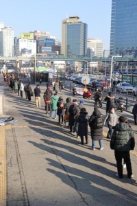 كوريا الجنوبية تحظر التجمعات في أعياد الميلاد 