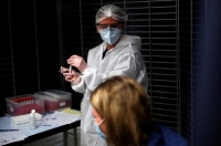 فرنسا تسجل انخفاضا حادا في إصابات كورونا قبل طرح اللقاح