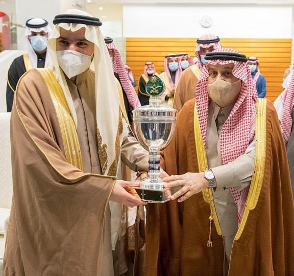 أمير الرياض يتوج الفائزين في سباق الفروسية