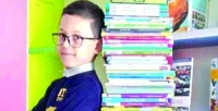 طفل الثامنة الأول عربيا في قراءة الكتب