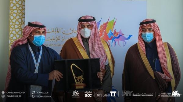الأمير فهد بن جلوي يسلم الجوائز للفائزين في أشواط الرموز بسباقات الهجن