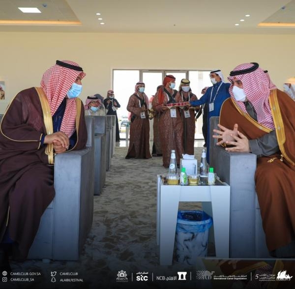 الأمير فهد بن جلوي يسلم الجوائز للفائزين في أشواط الرموز بسباقات الهجن