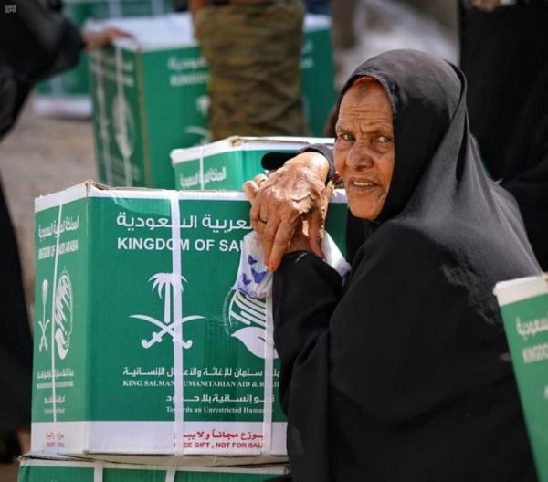 مركز الملك سلمان يدعم متضرري اليمن بـ900 طن أغذية