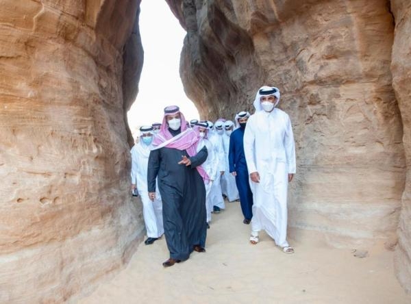 ولي العهد يستعرض العلاقات الثنائية وتعزيز العمل المشترك مع أمير قطر