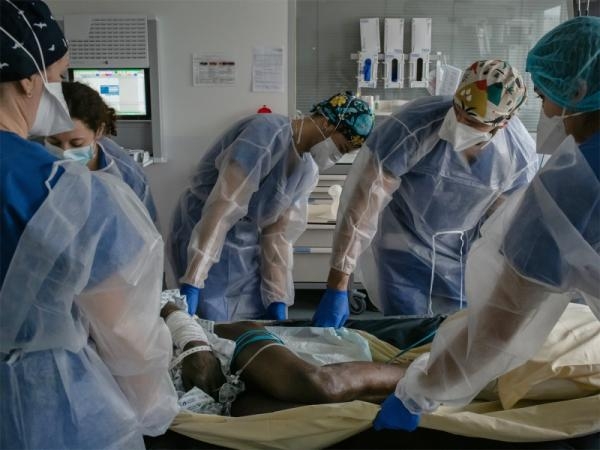 فريق طبي بأحد المستشفيات الأوروبية يتعامل مع حالة إصابة بالفيروس (أ ف ب)