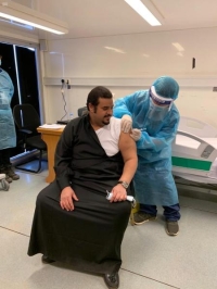 نائب أمير الرياض يتلقى الجرعة الأولى من اللقاح