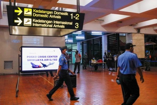 البحرية الإندونيسية تعلن تحديد موقع الطائرة المفقودة