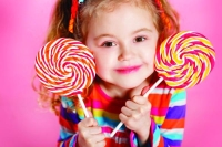 السكريات «ممنوعة» للأطفال حتى عمر عامين