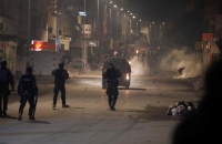 الليلة الثالثة للاحتجاجات.. مواجهات عنيفة في أكبر حي شعبي بتونس