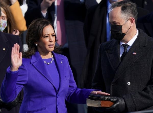 كامالا هاريس تؤدي اليمين الدستورية نائبا للرئيس الأمريكي الـ46 (رويترز)