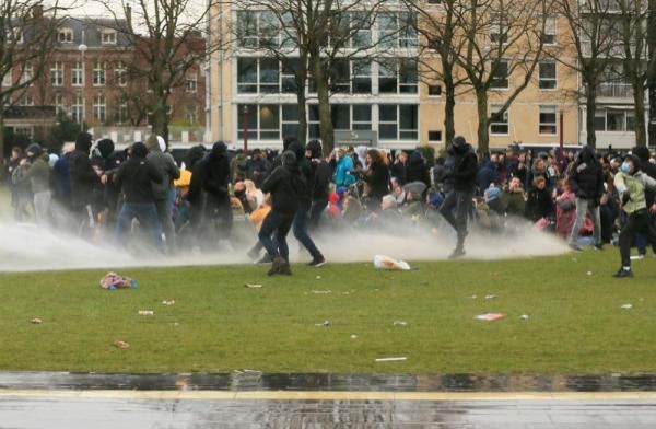 اعتقال 240 شخص في هولندا في احتجاجات ضد العزل العام