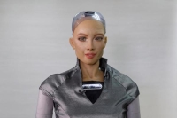 الروبوت صوفيا تخاطب البشر : يمكننا رعاية المرضى وكبار السن