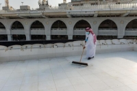 صور.. فريق سعودي ينظف سطح الكعبة في 40 دقيقة