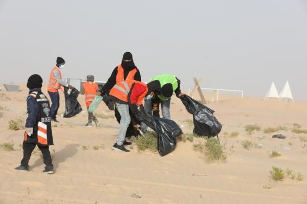 350 متطوعا يتحدون البرودة في تنظيف جبل الأربع
