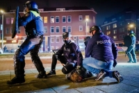 هولندا تشهد ليلة جديدة من الاحتجاجات العنيفة ضد حظر التجول