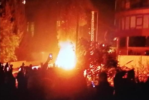 محتجون يحرقون سيارة شرطي في لبنان
