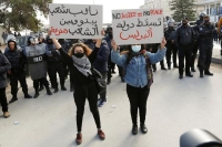الاحتجاجات تتصاعد في تونس والأمن يطوق البرلمان