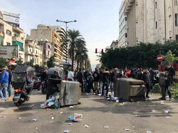 اللبنانيون يعودون إلى الساحات والشوارع مجددين انتفاضتهم