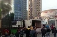 لبنان .. محتجون يشعلون النار في «سراي طرابلس»