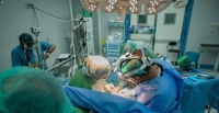 مركز الملك سلمان يجري 16 عملية لجراحة وقسطرة القلب للأطفال في المكلا