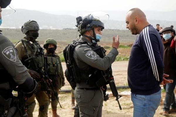 قوات الاحتلال تعتقل فلسطينيين من جنين