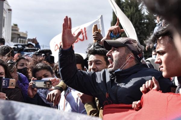 مئات التونسيين يحتجون على انتهاكات الشرطة