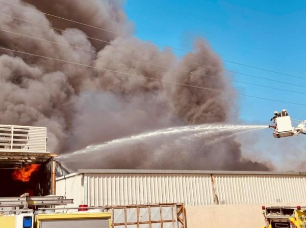 «مدني الرياض» يباشر حريقًا بمستودع في حي المدينة الصناعية
