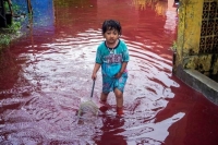 سكان بالعاصمة الإندونيسية يتركون منازلهم هربا من الفيضانات 