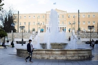 اليونان تشدد إجراءات الإغلاق في أثينا للحد من كورونا