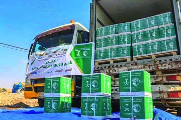 يدشن مشروع توزيع السلال الغذائية في «البيضاء» اليمنية