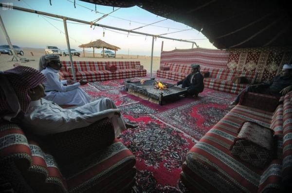 أمير الرياض يوجه بتشديد الرقابة في المخيمات خارج العمران