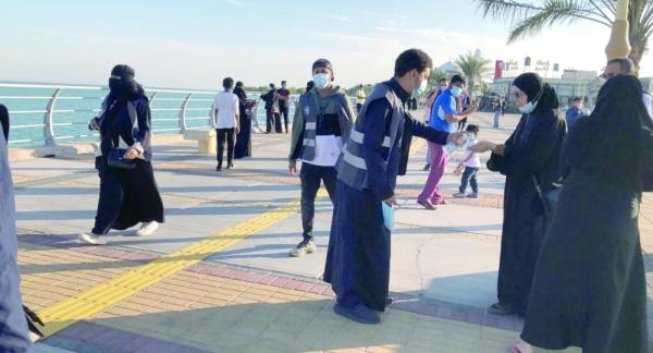 120 متطوعا ينجحون في الحد من ازدحامات كورنيش الخبر