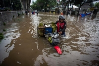 فيضانات عارمة تجتاح العاصمة الإندونيسية ونزوح ألف شخص