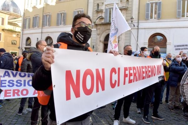 الإيطاليون غاضبون من موظفي الحكومة