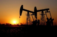 النفط يغلق قرب أعلى مستوياته في عام