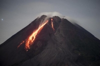 بالصور .. ثوران جبل «ميرابي» في إندونيسيا خلال يومين متتاليين