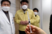 كوريا الجنوبية تبدأ تطعيم الأطباء بلقاح "فايزر"