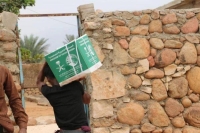 توزيع 256 طنًا سلال غذائية في سقطرى وتدشين مشروع المياه بصوماليلاند