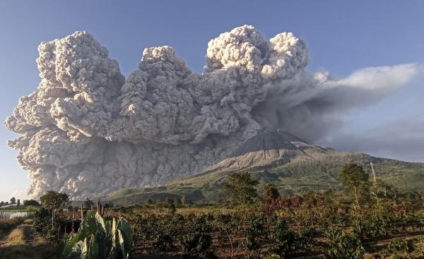 رماد يغطي سماء إندونيسيا بسبب البراكين
