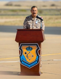 قائد القوات الجوية يطلع على استعدادات المشاركين في علم الصحراء