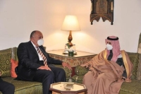 وزير الخارجية يستعرض العلاقات الثنائية مع نظيره المصري