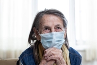دراسة: إعطاء لقاح كورونا لكبار السن سينقذ المزيد من الأرواح
