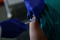 بريطانيا .. تطعيم أكثر من 21 مليونا بالجرعة الأولى