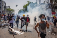 قوات ميانمار تفرق المحتجين بـ"قنابل الغاز"