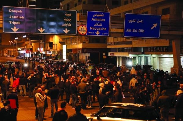 
احتجاجات في جل الديب على هبوط العملة اللبنانية وتزايد الأزمات الاقتصادية (رويترز)