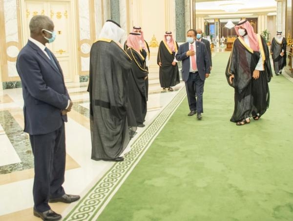 ولي العهد يستعرض العلاقات الثنائية مع رئيس وزراء السودان