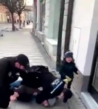 فيديو صادم .. شرطة التشيك تعتقل شخصًا بقسوة أمام طفله بسبب «كمامة»