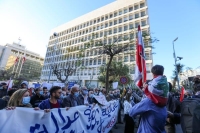 اللبنانيون يعودون إلى وسط بيروت وينددون بالسلطة الفاسدة