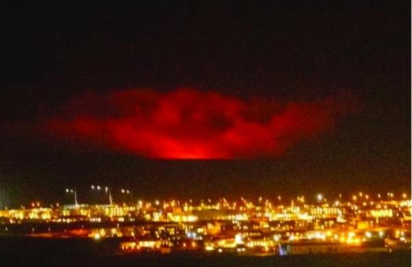 سماء أيسلندا «حمراء» ليلا